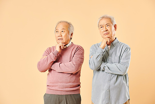 포토 JPG 스튜디오촬영 할아버지 노년 남자 생각 실내 누끼 사람 상반신 두명 앞모습 친구 실버라이프 노후 턱괴기 한국인 은퇴 고민 70대 심각 노인남자만 베이지색배경 국내포토 라이프스타일 감정 뷰포인트 백그라운드 컨셉 관계 모션 동양인 성인 내부 베이지색 남자만 노인만 파일형식