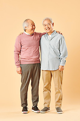 포토 JPG 스튜디오촬영 전신 할아버지 노년 남자 어깨동무 실내 미소 웃음 누끼 사람 두명 앞모습 친구 실버라이프 노후 우정 한국인 은퇴 즐거움 70대 노인남자만 베이지색배경 어깨에손 국내포토 라이프스타일 감정 뷰포인트 포즈 백그라운드 관계 모션 표정 동양인 성인 내부 베이지색 남자만 노인만 파일형식
