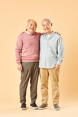 포토 JPG 스튜디오촬영 전신 할아버지 노년 남자 어깨동무 실내 미소 웃음 누끼 사람 두명 앞모습 친구 실버라이프 노후 우정 한국인 은퇴 즐거움 70대 노인남자만 베이지색배경 어깨에손 국내포토 라이프스타일 감정 뷰포인트 포즈 백그라운드 관계 모션 표정 동양인 성인 내부 베이지색 남자만 노인만 파일형식