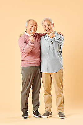 포토 JPG 스튜디오촬영 전신 할아버지 노년 남자 실내 사랑 누끼 사람 두명 앞모습 친구 실버라이프 노후 우정 한국인 은퇴 70대 손하트 노인남자만 베이지색배경 국내포토 라이프스타일 감정 뷰포인트 백그라운드 관계 동양인 손짓 성인 내부 베이지색 남자만 노인만 파일형식