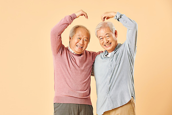 포토 JPG 스튜디오촬영 할아버지 노년 남자 실내 사랑 누끼 사람 상반신 두명 앞모습 친구 실버라이프 노후 우정 한국인 은퇴 70대 손하트 노인남자만 베이지색배경 국내포토 라이프스타일 감정 뷰포인트 백그라운드 관계 동양인 손짓 성인 내부 베이지색 남자만 노인만 파일형식