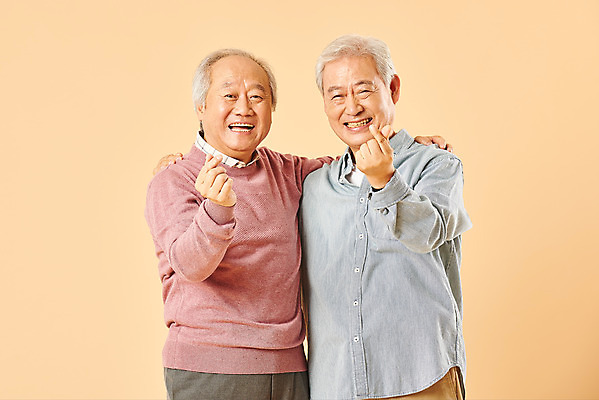 포토 JPG 스튜디오촬영 할아버지 노년 남자 실내 사랑 누끼 사람 상반신 두명 앞모습 친구 실버라이프 노후 우정 한국인 은퇴 70대 손하트 노인남자만 베이지색배경 국내포토 라이프스타일 감정 뷰포인트 백그라운드 관계 동양인 손짓 성인 내부 베이지색 남자만 노인만 파일형식