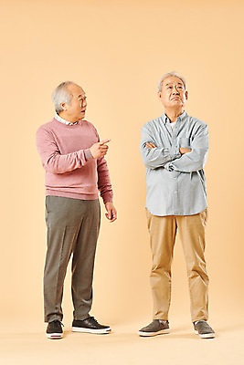포토 JPG 스튜디오촬영 전신 할아버지 노년 남자 실내 누끼 사람 두명 앞모습 옆모습 친구 실버라이프 노후 한국인 은퇴 70대 잔소리 지적 잘못 노인남자만 베이지색배경 국내포토 라이프스타일 뷰포인트 백그라운드 관계 모션 동양인 성인 내부 베이지색 남자만 노인만 파일형식