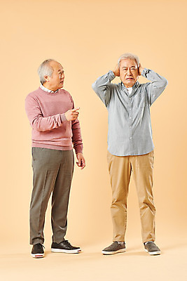 포토 JPG 스튜디오촬영 전신 할아버지 노년 남자 실내 누끼 사람 두명 앞모습 옆모습 친구 실버라이프 노후 한국인 은퇴 70대 잔소리 지적 잘못 노인남자만 베이지색배경 국내포토 라이프스타일 뷰포인트 백그라운드 관계 모션 동양인 성인 내부 베이지색 남자만 노인만 파일형식