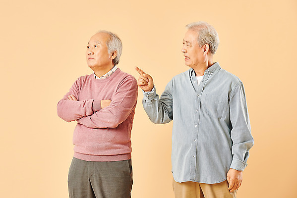 포토 JPG 스튜디오촬영 할아버지 노년 남자 실내 누끼 사람 상반신 두명 앞모습 옆모습 친구 실버라이프 노후 한국인 은퇴 70대 잔소리 지적 잘못 노인남자만 베이지색배경 국내포토 라이프스타일 뷰포인트 백그라운드 관계 모션 동양인 성인 내부 베이지색 남자만 노인만 파일형식