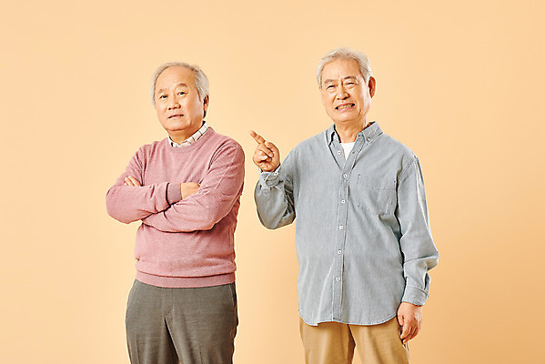 포토 JPG 스튜디오촬영 할아버지 노년 남자 실내 누끼 사람 상반신 두명 앞모습 친구 실버라이프 노후 한국인 은퇴 70대 잔소리 지적 잘못 노인남자만 베이지색배경 국내포토 라이프스타일 뷰포인트 백그라운드 관계 모션 동양인 성인 내부 베이지색 남자만 노인만 파일형식