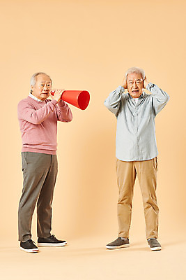 포토 JPG 스튜디오촬영 전신 할아버지 노년 남자 실내 누끼 사람 두명 앞모습 옆모습 친구 실버라이프 노후 확성기 외침 한국인 은퇴 귀막기 70대 시끄러움 잔소리 지적 잘못 노인남자만 베이지색배경 국내포토 라이프스타일 뷰포인트 백그라운드 관계 모션 동양인 손짓 성인 내부 소리 베이지색 남자만 노인만 파일형식