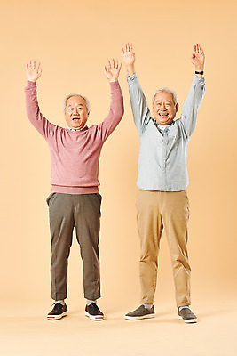 포토 JPG 스튜디오촬영 전신 할아버지 노년 남자 실내 미소 웃음 누끼 사람 두명 앞모습 친구 실버라이프 노후 만세 한국인 은퇴 즐거움 70대 노인남자만 베이지색배경 국내포토 라이프스타일 감정 뷰포인트 백그라운드 관계 모션 표정 동양인 성인 내부 베이지색 남자만 노인만 파일형식