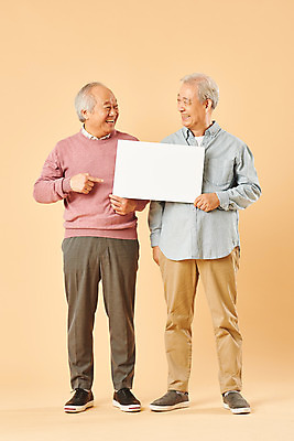 포토 JPG 스튜디오촬영 전신 배너 할아버지 노년 남자 사각프레임 실내 미소 들기 누끼 사람 두명 앞모습 친구 실버라이프 노후 마주보기 한국인 가리킴 은퇴 70대 노인남자만 베이지색배경 국내포토 라이프스타일 뷰포인트 백그라운드 관계 모션 프레임 표정 동양인 손짓 성인 내부 사각형 베이지색 남자만 노인만 파일형식