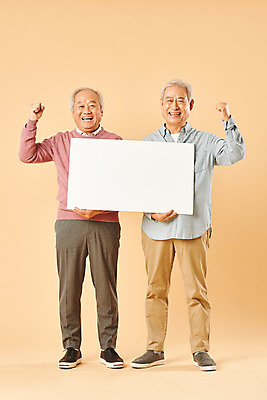 포토 JPG 스튜디오촬영 전신 배너 할아버지 노년 남자 응원 사각프레임 실내 미소 들기 누끼 사람 두명 앞모습 친구 실버라이프 노후 파이팅 주먹 한국인 은퇴 70대 노인남자만 베이지색배경 국내포토 라이프스타일 뷰포인트 백그라운드 관계 모션 프레임 표정 동양인 성인 내부 사각형 베이지색 남자만 노인만 파일형식