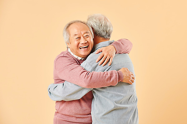 포토 JPG 스튜디오촬영 할아버지 노년 남자 행복 포옹 실내 미소 웃음 누끼 사람 상반신 두명 옆모습 친구 실버라이프 노후 다정 우정 한국인 은퇴 즐거움 70대 노인남자만 베이지색배경 국내포토 라이프스타일 감정 뷰포인트 백그라운드 컨셉 관계 안기 표정 동양인 성인 내부 베이지색 남자만 노인만 파일형식
