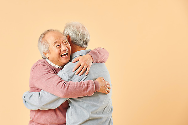 포토 JPG 스튜디오촬영 할아버지 노년 남자 행복 포옹 실내 미소 웃음 누끼 사람 상반신 두명 옆모습 친구 실버라이프 노후 다정 우정 한국인 은퇴 즐거움 70대 노인남자만 베이지색배경 국내포토 라이프스타일 감정 뷰포인트 백그라운드 컨셉 관계 안기 표정 동양인 성인 내부 베이지색 남자만 노인만 파일형식