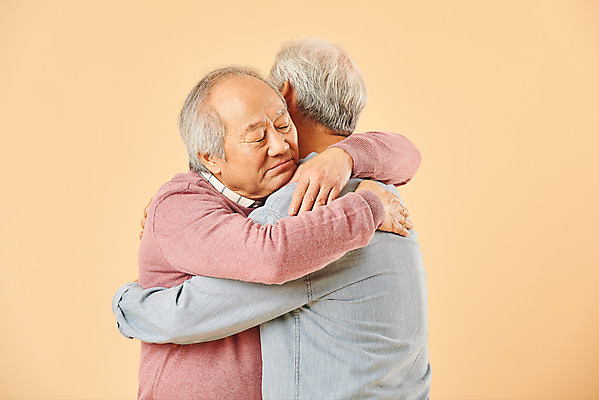 포토 JPG 스튜디오촬영 할아버지 노년 남자 행복 포옹 실내 미소 웃음 누끼 사람 상반신 두명 옆모습 친구 실버라이프 노후 다정 우정 한국인 은퇴 즐거움 70대 노인남자만 베이지색배경 국내포토 라이프스타일 감정 뷰포인트 백그라운드 컨셉 관계 안기 표정 동양인 성인 내부 베이지색 남자만 노인만 파일형식