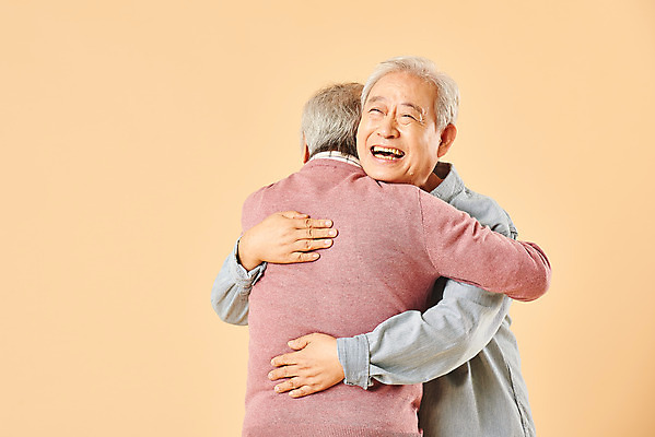 포토 JPG 스튜디오촬영 할아버지 노년 남자 행복 포옹 실내 미소 웃음 누끼 사람 상반신 두명 앞모습 뒷모습 친구 실버라이프 노후 다정 우정 한국인 은퇴 즐거움 70대 노인남자만 베이지색배경 국내포토 라이프스타일 감정 뷰포인트 백그라운드 컨셉 관계 안기 표정 동양인 성인 내부 베이지색 남자만 노인만 파일형식