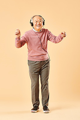 포토 JPG 스튜디오촬영 전신 할아버지 노년 남자 행복 음악 실내 한명 웃음 누끼 사람 앞모습 실버라이프 노후 헤드셋 듣기 한국인 춤 은퇴 즐거움 70대 노인남자한명만 베이지색배경 국내포토 1 라이프스타일 감정 뷰포인트 음향기기 백그라운드 모션 문화예술 표정 동양인 성인 내부 헤드폰 베이지색 남자한명만 노인남자만 파일형식