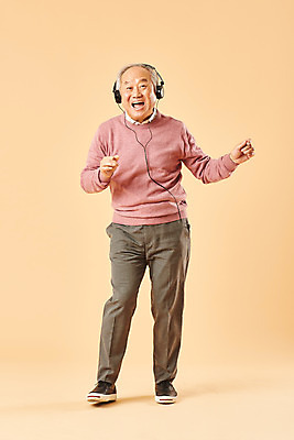 포토 JPG 스튜디오촬영 전신 할아버지 노년 남자 행복 음악 실내 한명 웃음 누끼 사람 앞모습 실버라이프 노후 헤드셋 듣기 한국인 춤 은퇴 즐거움 70대 노인남자한명만 베이지색배경 국내포토 1 라이프스타일 감정 뷰포인트 음향기기 백그라운드 모션 문화예술 표정 동양인 성인 내부 헤드폰 베이지색 남자한명만 노인남자만 파일형식
