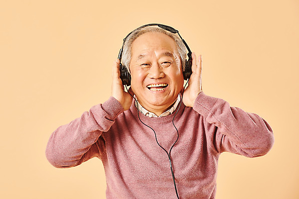 포토 JPG 스튜디오촬영 할아버지 노년 남자 행복 음악 실내 한명 웃음 누끼 사람 상반신 앞모습 실버라이프 노후 헤드셋 듣기 한국인 춤 은퇴 즐거움 70대 노인남자한명만 베이지색배경 국내포토 1 라이프스타일 감정 뷰포인트 음향기기 백그라운드 모션 문화예술 표정 동양인 성인 내부 헤드폰 베이지색 남자한명만 노인남자만 파일형식