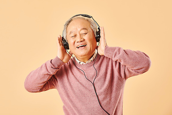포토 JPG 스튜디오촬영 할아버지 노년 남자 행복 음악 실내 한명 웃음 누끼 사람 상반신 앞모습 실버라이프 노후 헤드셋 듣기 한국인 춤 은퇴 즐거움 70대 노인남자한명만 베이지색배경 국내포토 1 라이프스타일 감정 뷰포인트 음향기기 백그라운드 모션 문화예술 표정 동양인 성인 내부 헤드폰 베이지색 남자한명만 노인남자만 파일형식
