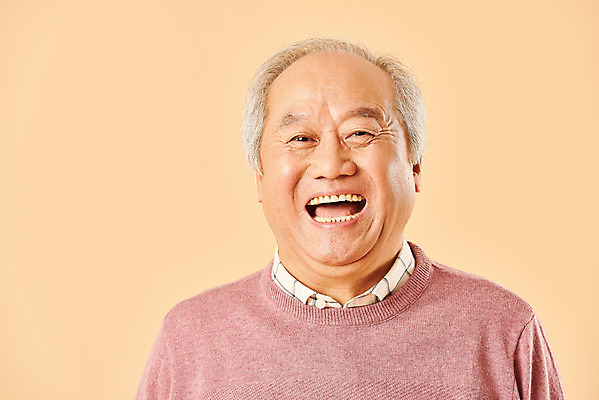 포토 JPG 스튜디오촬영 할아버지 노년 남자 행복 실내 한명 웃음 누끼 사람 상반신 앞모습 실버라이프 노후 한국인 은퇴 즐거움 70대 노인남자한명만 베이지색배경 국내포토 1 라이프스타일 감정 뷰포인트 백그라운드 표정 동양인 성인 내부 베이지색 남자한명만 노인남자만 파일형식