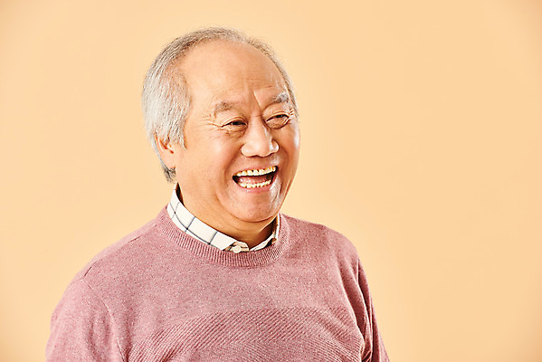 포토 JPG 스튜디오촬영 할아버지 노년 남자 행복 실내 한명 웃음 누끼 사람 상반신 옆모습 실버라이프 노후 한국인 은퇴 즐거움 70대 노인남자한명만 베이지색배경 국내포토 1 라이프스타일 감정 뷰포인트 백그라운드 표정 동양인 성인 내부 베이지색 남자한명만 노인남자만 파일형식