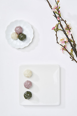 포토 JPG 스튜디오촬영 그릇 접시 디저트 실내 사람없음 하이앵글 여러개 오브젝트 흰배경 꽃가지 플랫레이 꿀떡 국내포토 식기 꽃 음식 뷰포인트 다수 백그라운드 떡 내부 흰색 나뭇가지 플랫 파일형식