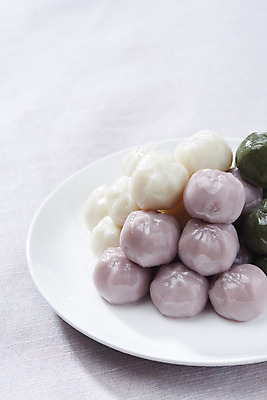 포토 JPG 스튜디오촬영 그릇 접시 디저트 실내 근접촬영 사람없음 여러개 오브젝트 흰배경 꿀떡 국내포토 식기 음식 뷰포인트 다수 백그라운드 떡 내부 흰색 파일형식