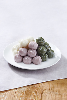 포토 JPG 스튜디오촬영 그릇 접시 디저트 실내 사람없음 여러개 천 오브젝트 흰배경 꿀떡 나무배경 국내포토 식기 음식 다수 백그라운드 떡 내부 흰색 직물 파일형식