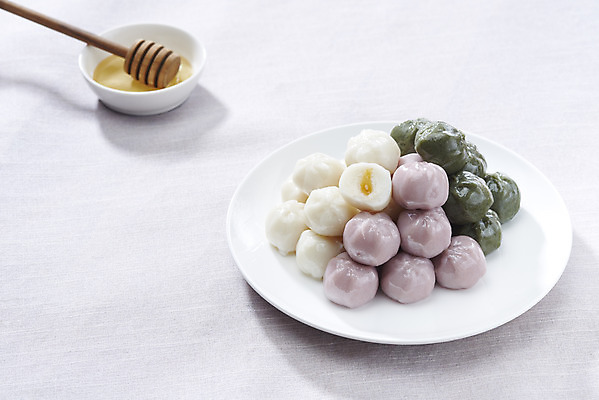 포토 JPG 스튜디오촬영 그릇 접시 단면 디저트 실내 사람없음 여러개 오브젝트 흰배경 꿀 꿀떡 국내포토 식기 음식 다수 백그라운드 떡 내부 흰색 파일형식