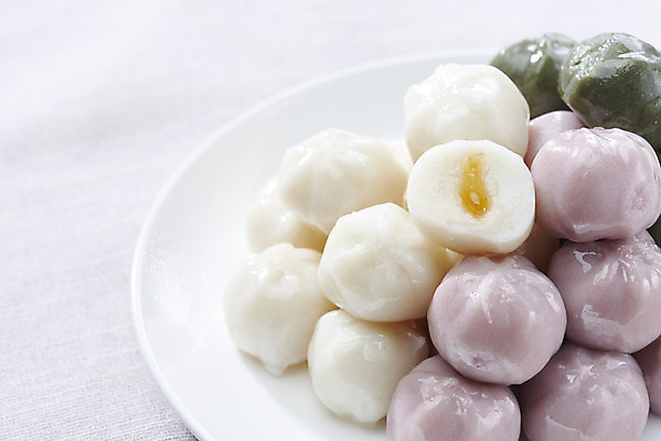 포토 JPG 스튜디오촬영 그릇 접시 단면 디저트 실내 근접촬영 사람없음 여러개 오브젝트 흰배경 꿀떡 국내포토 식기 음식 뷰포인트 다수 백그라운드 떡 내부 흰색 파일형식