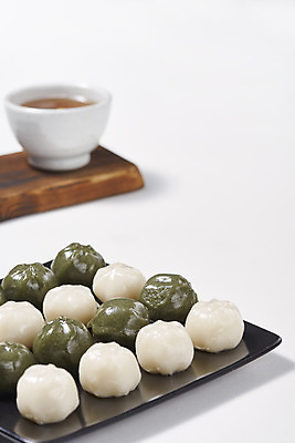 포토 JPG 스튜디오촬영 그릇 접시 디저트 실내 근접촬영 사람없음 아웃포커스 여러개 오브젝트 흰배경 수정과 꿀떡 국내포토 식기 음료 음식 뷰포인트 다수 백그라운드 떡 촬영기법 내부 흰색 전통차 파일형식