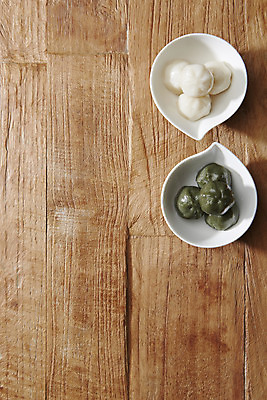 포토 JPG 스튜디오촬영 그릇 접시 디저트 실내 사람없음 하이앵글 여러개 오브젝트 플랫레이 갈색배경 꿀떡 나무배경 국내포토 식기 음식 뷰포인트 다수 백그라운드 떡 내부 갈색 플랫 파일형식