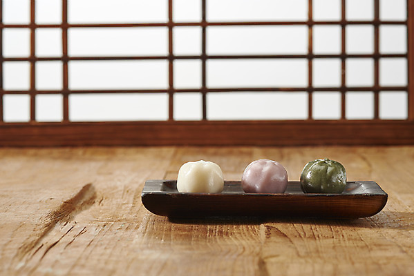 포토 JPG 스튜디오촬영 디저트 실내 사람없음 세개 오브젝트 나무바닥 나무문 나무접시 갈색배경 꿀떡 국내포토 접시 음식 백그라운드 바닥 떡 3 내부 목재 갈색 문 파일형식