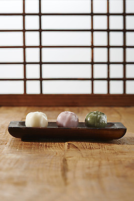 포토 접시 음식 백그라운드 바닥 떡 실내 3 내부 목재 갈색 문 파일형식 세개 나무문 JPG 오브젝트 스튜디오촬영 사람없음 디저트 꿀떡 나무바닥 갈색배경 나무접시 국내포토