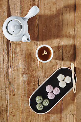 포토 JPG 스튜디오촬영 그릇 접시 포크 디저트 실내 사람없음 하이앵글 여러개 전통차 찻잔 찻주전자 오브젝트 수정과 플랫레이 갈색배경 꿀떡 나무배경 국내포토 식기 음료 음식 뷰포인트 다수 백그라운드 주전자 잔 떡 내부 차_음료 갈색 플랫 파일형식