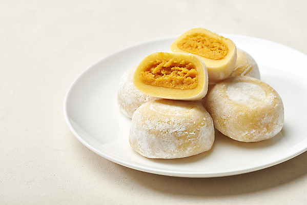 포토 JPG 스튜디오촬영 그릇 접시 디저트 실내 사람없음 여러개 오브젝트 베이지색배경 단호박떡 국내포토 식기 음식 다수 백그라운드 떡 내부 베이지색 파일형식