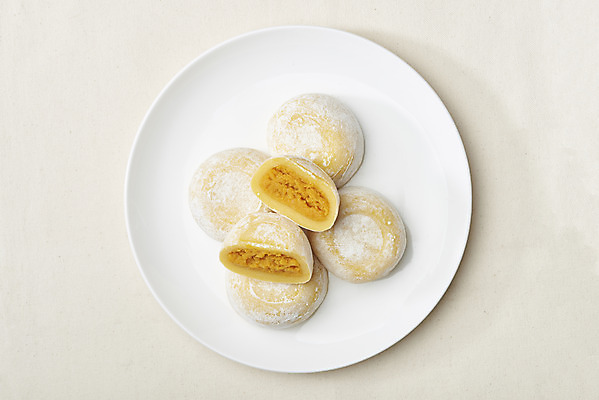 포토 JPG 스튜디오촬영 그릇 접시 단면 디저트 실내 사람없음 하이앵글 여러개 오브젝트 베이지색배경 플랫레이 단호박떡 국내포토 식기 음식 뷰포인트 다수 백그라운드 떡 내부 플랫 베이지색 파일형식