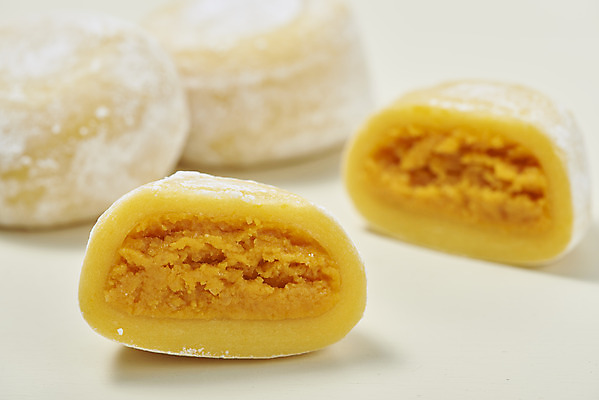 포토 JPG 스튜디오촬영 단면 디저트 실내 근접촬영 사람없음 아웃포커스 여러개 오브젝트 베이지색배경 단호박떡 국내포토 음식 뷰포인트 다수 백그라운드 떡 촬영기법 내부 베이지색 파일형식