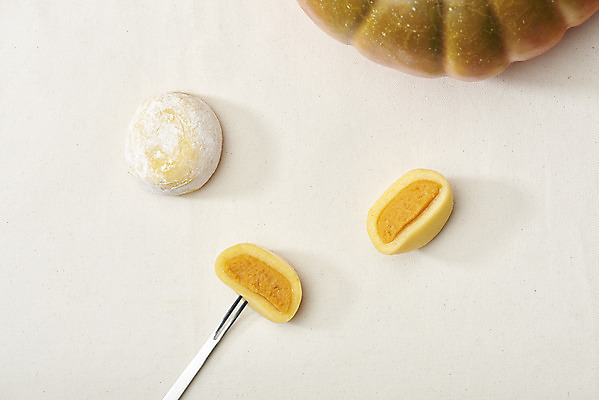 포토 JPG 스튜디오촬영 포크 단면 디저트 실내 사람없음 하이앵글 세개 오브젝트 베이지색배경 플랫레이 단호박떡 국내포토 식기 음식 뷰포인트 백그라운드 떡 3 내부 플랫 베이지색 파일형식