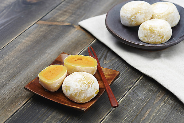 포토 식기 접시 음식 다수 백그라운드 떡 실내 내부 갈색 파일형식 여러개 단면 단호박떡 포크 JPG 오브젝트 스튜디오촬영 사람없음 디저트 갈색배경 그릇 나무접시 나무배경 국내포토