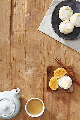 포토 JPG 스튜디오촬영 그릇 접시 포크 단면 디저트 실내 사람없음 하이앵글 여러개 전통차 찻잔 찻주전자 오브젝트 나무접시 플랫레이 갈색배경 단호박떡 나무배경 국내포토 식기 음식 뷰포인트 다수 백그라운드 주전자 잔 떡 내부 차_음료 갈색 플랫 파일형식