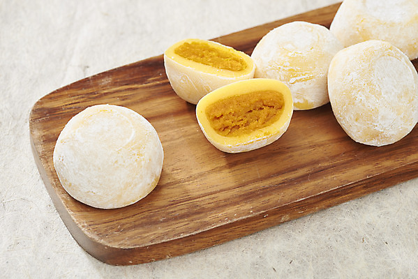 포토 JPG 스튜디오촬영 단면 디저트 실내 사람없음 여러개 오브젝트 나무쟁반 베이지색배경 단호박떡 국내포토 음식 다수 백그라운드 떡 쟁반 내부 목재 베이지색 파일형식