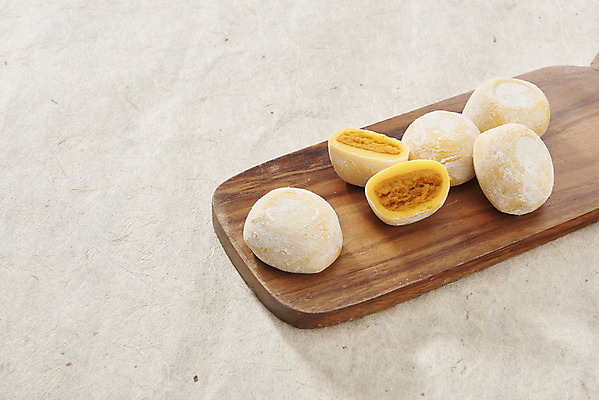 포토 JPG 스튜디오촬영 단면 디저트 실내 사람없음 여러개 오브젝트 나무도마 베이지색배경 단호박떡 국내포토 음식 다수 백그라운드 떡 도마 내부 목재 베이지색 파일형식