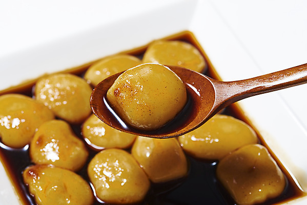 포토 JPG 스튜디오촬영 그릇 접시 디저트 실내 근접촬영 사람없음 숟가락 여러개 오브젝트 흰배경 대구꿀떡 국내포토 식기 음식 뷰포인트 다수 백그라운드 수저 내부 흰색 파일형식 향토음식 꿀떡