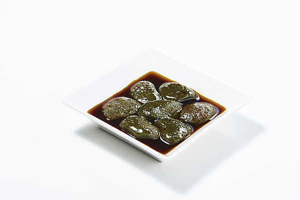 포토 JPG 스튜디오촬영 그릇 접시 디저트 실내 사람없음 여러개 오브젝트 흰배경 쑥떡 대구꿀떡 국내포토 식기 음식 다수 백그라운드 떡 내부 흰색 파일형식 향토음식 꿀떡