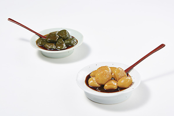 포토 JPG 스튜디오촬영 그릇 접시 디저트 실내 사람없음 숟가락 여러개 오브젝트 흰배경 쑥떡 대구꿀떡 국내포토 식기 음식 다수 백그라운드 떡 수저 내부 흰색 파일형식 향토음식 꿀떡