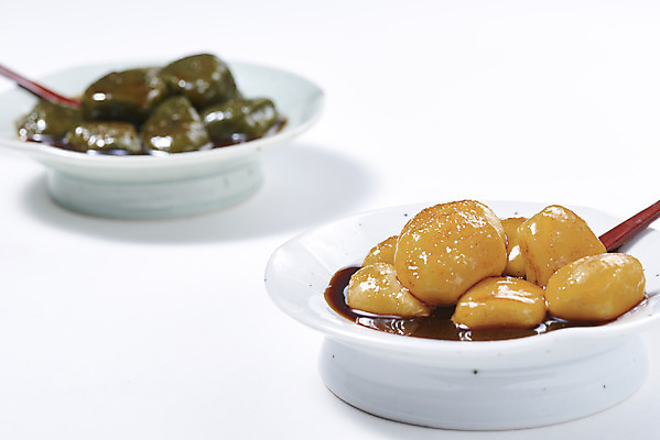 포토 JPG 스튜디오촬영 그릇 접시 디저트 실내 사람없음 숟가락 여러개 오브젝트 흰배경 쑥떡 대구꿀떡 국내포토 식기 음식 다수 백그라운드 떡 수저 내부 흰색 파일형식 향토음식 꿀떡