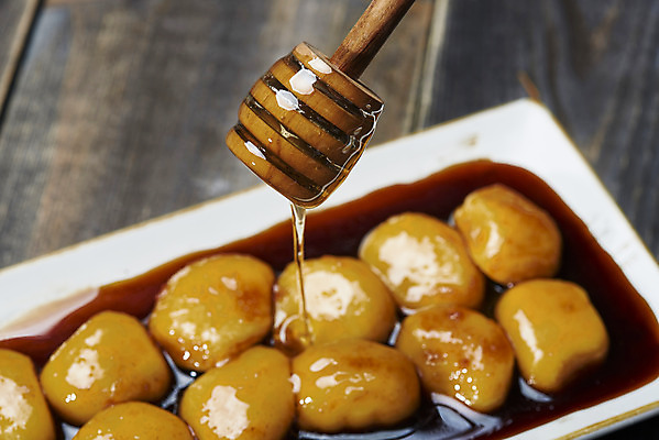 포토 JPG 스튜디오촬영 그릇 접시 디저트 실내 사람없음 여러개 막대기 오브젝트 꿀 갈색배경 대구꿀떡 나무배경 국내포토 식기 음식 다수 백그라운드 내부 갈색 파일형식 향토음식 꿀떡