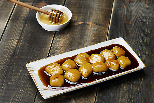 포토 JPG 스튜디오촬영 그릇 접시 디저트 실내 사람없음 여러개 막대기 오브젝트 꿀 갈색배경 대구꿀떡 나무배경 국내포토 식기 음식 다수 백그라운드 내부 갈색 파일형식 향토음식 꿀떡