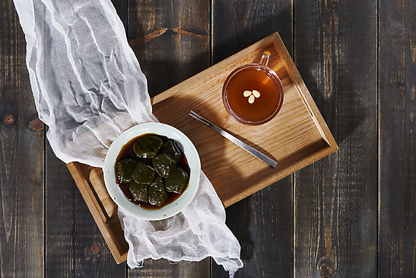 포토 JPG 스튜디오촬영 포크 디저트 실내 사람없음 하이앵글 여러개 천 오브젝트 나무쟁반 쌍화차 쑥떡 플랫레이 갈색배경 대구꿀떡 나무배경 국내포토 식기 음식 뷰포인트 다수 백그라운드 떡 쟁반 내부 목재 차_음료 갈색 직물 플랫 파일형식 향토음식 꿀떡