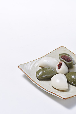 포토 JPG 스튜디오촬영 그릇 접시 단면 디저트 실내 사람없음 여러개 오브젝트 흰배경 개피떡 국내포토 식기 음식 다수 백그라운드 떡 내부 흰색 파일형식